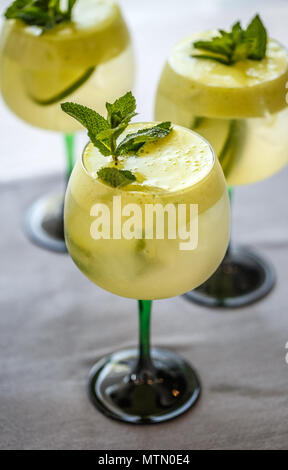 Cocktails avec citron vert, sirop de sureau et des cubes de glace sur une table de restaurant Banque D'Images