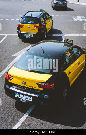 Barcelone, Espagne. 26 avril 2018 : Taxi à la jonction de route de la ville de Barcelone en Espagne. Taxi classique jaune et noir. Voiture hybride Banque D'Images