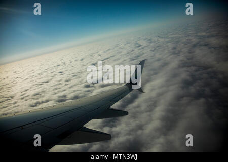 Aile d'un avion en vol. Banque D'Images