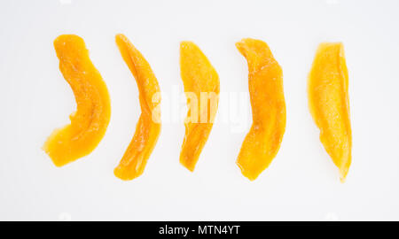 La mangue séchée ou les tranches de mangue séchée sur un arrière-plan Banque D'Images