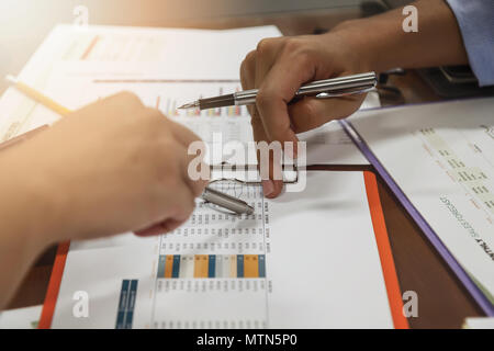 L'équipe d'affaires réunions et l'examen de plan de projet. Businesspeople ensemble dans une salle de réunion. Investisseur professionnel travaillant avec la projection d'affaires Banque D'Images