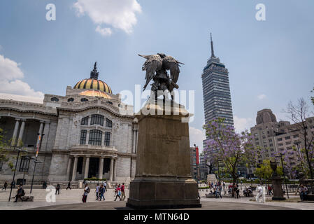 Monument à Beethoven dans le parc Alameda entre Palacio de Bellas Artes et la Tour de l'Amérique latine, Mexico, Mexique Banque D'Images