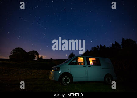 Campervan garé en une nuit à admirer les étoiles, Dartmoor, Devon, UK Banque D'Images