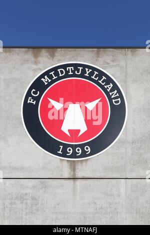 Herning, Danemark - 13 mai 2018 : FC Midtjylland logo sur un mur de la MCH arena. Midtjylland FC est un club de football danois basé à Herning, Danemark Banque D'Images