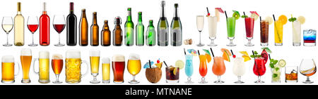 Set énorme collection de boissons alcoolisées vin champagne bière cocktails colorés et des bouteilles de verre isolé sur fond blanc Banque D'Images