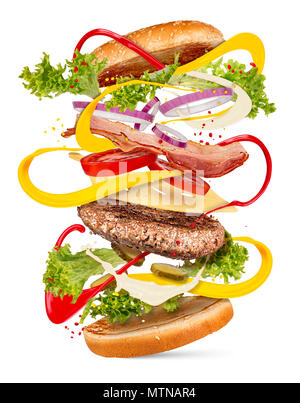 Explosion cheeseburger hamburger cuisine créative ingrédients concept battant isolé sur fond blanc Banque D'Images