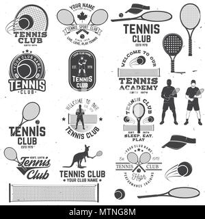 Ensemble de tennis club badges avec élément de conception. Vector illustration. Concept pour chemise, imprimer, stamp ou tee. Typographie vintage design avec joueur de tennis, raquette, balle de tennis visor et silhouette. Illustration de Vecteur