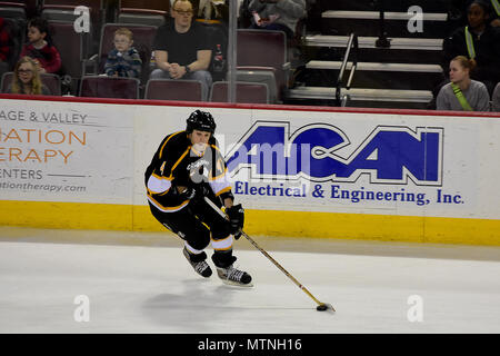 Le Cpl. Evan Hammersley, du Lynnfield, Mass., déplace la rondelle dans la première période de la 4e Air Force Armée vs Match de hockey le 7 janvier 2017, à la patinoire Sullivan à Anchorage, Alaska. Hammersley's 18 ans d'expérience de hockey a payé dans l'Armée de 5-0 jeu blanc de l'équipe de la Force aérienne. La série est maintenant à égalité à deux matches chacun. (Photo de l'Armée/John Pennell) Banque D'Images