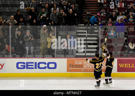 Le Cpl. Jean Wendling (23), de Lancaster, en Pennsylvanie, et le Cpl. Evan Hammersley, à partir de la Messe, Lynnfield, prendre le trophée sur un tour d'honneur pour les fans après 4e vs armée Air Force Match de hockey le 7 janvier, 2017, à la patinoire Sullivan à Anchorage, Alaska. Le jeu se joue chaque année entre des équipes composées de membres de service affecté à Joint Base Elmendorf-Richardson, en Alaska. 5-0 jeu blanc de l'armée de l'air force team lié la série à 2-2. (Photo de l'Armée/John Pennell) Banque D'Images