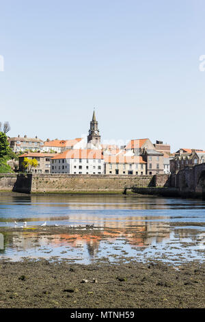 La Northumberland ville frontière de Berwick upon Tweed à partir de la rive sud de la rivière Tweed avec copie espace. Banque D'Images