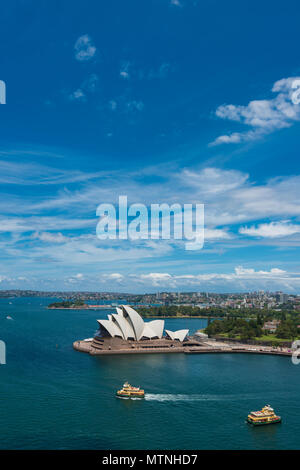 Sydney Opera House situé sur Bennelong Point et environs vu de Sydney Harbour Bridge, Sydney, NSW, Australie Banque D'Images