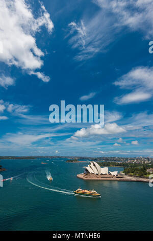 Sydney Opera House situé sur Bennelong Point et environs vu de Sydney Harbour Bridge, Sydney, NSW, Australie Banque D'Images