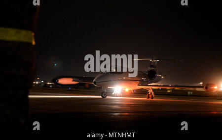 Un C-21 Learjet taxis sur la piste, le 5 janvier 2016, sur RAF Mildenhall, Angleterre. Le jet de l'US Air Force a effectué le Lieutenant-général Richard Clark, commandant de la 3e Air Force, chef de l'US Air Force Master Sgt. Phillip Easton, chef du commandement de l'Armée de l'air 3ème, ainsi que leurs conjoints. (U.S. Air Force photo de Tenley Navigant de première classe de long) Banque D'Images