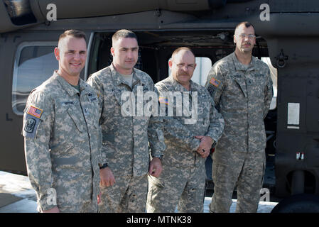 NC Army National Guard UH-60 Blackhawk de l'équipage, basée à Salisbury, NC devant leur aéronef. Cet équipage, comme une partie de la Caroline du Nord et de l'hélicoptère de sauvetage aquatique, l'équipe de nuit, dans les rigueurs de l'hiver ont secouru deux randonneurs perdus sur Sat.7, janvier 2017 dans la région sauvage du Rock brillant NC de l'ouest. (L-R L'Adjudant-chef Deux Jay Moon - Pilote, le major Jack Potvin - pilote commandant de bord, Sgt. First Class Robin McDaniel - Chef d'équipe, le sergent-chef. Edgar T Bowers - Chef d'équipe. (Photo par le sergent. Brendan Stephens, NCNG) Parution/Affaires publiques Banque D'Images