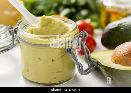 Raw Vegan Aliments sains et Concept. Propagation d'avocat maison Guacamole en pot. Banque D'Images