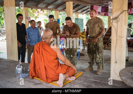 Un moine bénit les marins affectés au Bataillon mobile de construction navale (NMCB) et 5 sections locales cambodgiennes en remerciement de l'élimination des souches de Sromo Pagoda (province de Svay Rieng, Cambodge, le 9 janvier 2017. NMCB 5 est le déploiement de l'avant, le Pacifique occidental NMCB, prête à soutenir des opérations de combat majeures, l'aide humanitaire et des opérations de secours. Ils fournissent l'ingénierie générale et le soutien civil à Marine, Marine Corps et des forces opérationnelles. Homeported au départ de Port Hueneme, Californie, a détaché 14 NMCB 5 sites déployés à travers les États-Unis et l'ouest de la zone d'opérations du Pacifique. ( Banque D'Images