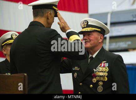 170113-N-DL343-0003 SAN DIEGO (janv. 13, 2017) Arrière Adm. Daniel H. Fillion salue comme il est allégé par Adm arrière. Cathal O'Connor en tant que commandant du corps expéditionnaire, Strike Group (ESG) 3 au cours d'une cérémonie de passation de commandement à bord du navire d'assaut amphibie USS America (LHA 6). (U.S. Photo par marine Spécialiste de la communication de masse 1re classe Demetrius Kennon/libérés) Banque D'Images