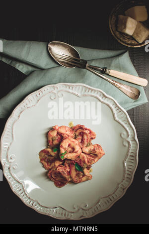 Tortellini à la sauce tomate et de Mozzarella sur plaque rustique Banque D'Images