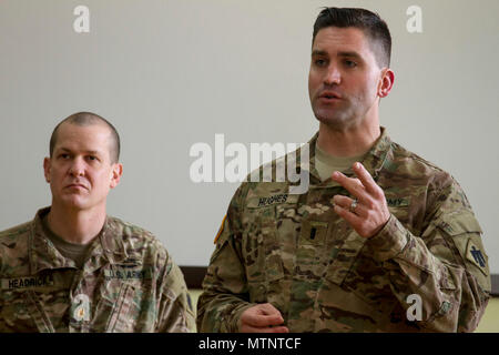 1er Lieutenant Rob Hughes, un agent de la 45th Infantry Brigade Combat Team et un résident de Mission, Kansas, parle aux diplômés de la formation de combat de Yavoriv Contrôleur observateur du Centre Formateur Academy lors d'une cérémonie le 25 avril à l'viv CCT sur le maintien de la paix et la sécurité internationale, près de l'viv, Ukraine. Hughes est l'un des mentors américains qui permet d'enseigner aux États-Unis et la classe de l'Ukraine qui enseigne aux dirigeants ukrainiens pour mieux former leurs propres unités sans l'aide de forces internationales. Il a contesté les diplômés à se souvenir des deux accusations donné à Banque D'Images