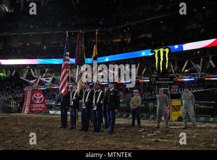 Des soldats de la 11e régiments de cavalerie blindée' Horse Guard Couleur du détachement, se préparer à présenter les couleurs lors des cérémonies d'ouverture pour le Monster Energy AMA Supercross Soirée de reconnaissance au Petco Park de San Diego, 14 janvier 2017. The Crown Troopers a présenté les couleurs pour les 30 000 fans présents pendant le chant de the Star-Spangled Banner. (U.S. Photo de l'armée par le Capitaine Ryan Jernegan, ACR 11 PAO) Banque D'Images