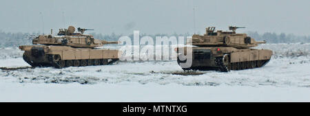 ZAGAN, Pologne - Un équipage de char du 1er Bataillon, 8e Régiment d'infanterie, 3ème Armored Brigade Combat Team, 4e Division d'infanterie, attendre pour engager sa cible le 16 janvier 2017. 1er Bn., 8ème Inf. Regt. a effectué le test de dépistage de précision de tir réel et de tir zéro avant de commencer les tables de tir de la semaine prochaine. (U.S. Photo de l'armée par le sergent. Corinna Baltos) Banque D'Images