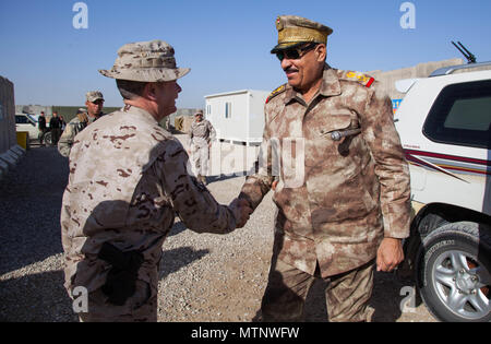 Brick espagnol. Le général Angel Castilla, gauche, commandant de la Force opérationnelle Besmaya, accueille le général irakien Hamid Abdaclam Emhamed, commandant de la Police des Frontières, lors d'une visite à Besmaya complexe gamme, l'Iraq, le 11 janvier 2017. Besmaya est l'un des quatre Combined Joint Task Force - Fonctionnement inhérents résoudre endroits dédiés à renforcer les capacités des partenaires. Les GFIM-OIR est la Coalition mondiale pour vaincre ISIL en Iraq et en Syrie. (U.S. Photo de l'armée par le Sgt. Joshua Wooten) Banque D'Images