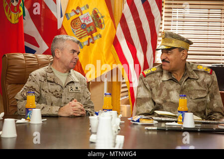 Brick espagnol. Le général Angel Castilla, gauche, Groupe de travail Besmaya commandant, elle examine les événements de formation avec le général irakien Hamid Abdaclam Emhamed, commandant de police, garde-frontières à Besmaya complexe gamme, l'Iraq, le 11 janvier 2017. Besmaya est l'un des quatre Combined Joint Task Force - Fonctionnement inhérents résoudre endroits dédiés à renforcer les capacités des partenaires. Les GFIM-OIR est la Coalition mondiale pour vaincre ISIL en Iraq et en Syrie (U.S. Photo de l'armée par le Sgt. Joshua Wooten) Banque D'Images