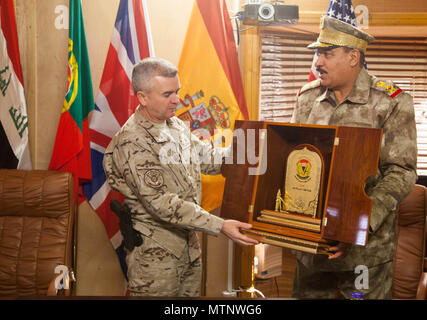 Le général irakien Hamid Abdaclam Emhamed, droit de garde-frontières, commandant de police, présente l'espagnol Brigue. Le général Angel Castilla, commandant de la Force opérationnelle Besmaya, avec un don au nom de la police des frontières lors d'une visite à Besmaya complexe gamme, l'Iraq, le 11 janvier 2017. Besmaya est l'un des quatre Combined Joint Task Force - Fonctionnement inhérents résoudre endroits dédiés à renforcer les capacités des partenaires. Les GFIM-OIR est la Coalition mondiale pour vaincre ISIL en Iraq et en Syrie (U.S. Photo de l'armée par le Sgt. Joshua Wooten) Banque D'Images