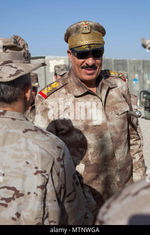 Le général irakien Hamid Abdaclam Emhamed, commandant de la police des frontières, salue des formateurs d'espagnol au cours d'une visite à Besmaya complexe gamme, l'Iraq, le 11 janvier 2017. Besmaya est l'un des quatre Combined Joint Task Force - Fonctionnement inhérents résoudre endroits dédiés à renforcer les capacités des partenaires. Les GFIM-OIR est la Coalition mondiale pour vaincre ISIL en Iraq et en Syrie (U.S. Photo de l'armée par le Sgt. Joshua Wooten) Banque D'Images