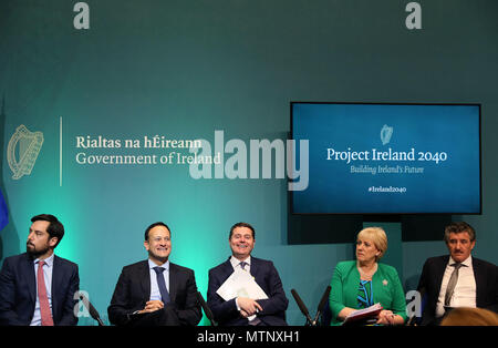 An Taoiseach Leo Varadkar (deuxième à gauche) avec (de gauche) Ministre du logement Eoghan Murphy, ministre des Finances Paschal Donohoe, Ministre pour l'entreprise, l'entreprise et de l'innovation Heather Humphreys et ministre d'État John Halligan lors du démarrage du projet, l'Irlande 2040 fonds dans ses bâtiments, Dublin. Banque D'Images