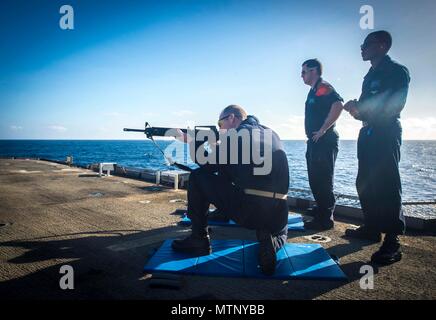 170109-N-BL607-145 OCÉAN ATLATIC (janv. 9, 2017) Les marins affectés au croiseur lance-missiles USS Monterey (CG 61) fire le fusil M-16 au cours d'une qualification d'armes légères. Monterey, déployés dans le cadre du groupe aéronaval d'Eisenhower, mène des opérations navales dans la sixième flotte américaine zone d'opérations à l'appui de la sécurité nationale des États-Unis en Europe. (U.S. Photo par marine Spécialiste de la communication de masse 2e classe William Jenkins) Banque D'Images