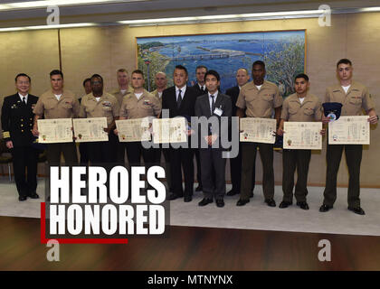 Yuto Yoshida, maire de la ville de Yokosuka reconnaît personnellement quatre Marines américains, deux marins américains et d'un résident local lundi, 16 janvier 2017, à l'Hôtel de Ville de Yokosuka, pour leur réponse instinctive et actions héroïques de récupérer une famille dont le véhicule est tombé du 5e étage d'un garage de stationnement dans Ogawa--cho, Yokosuka, le 31 décembre 2016. Les marines sont affectés à la 3e Bataillon, 1er Régiment de Marines, 1 Division de marines et de l'avant déployée pour 3e Division de marines, III Marine Expeditionary Force basés à Okinawa, au Japon. (Illustration par le Cpl. Carl King) Banque D'Images