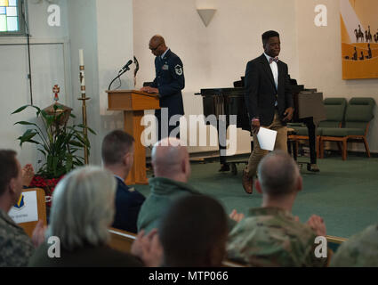 Christian Miley, un élève du secondaire, quitte la scène après avoir donné un discours à l'occasion d'un Martin Luther King Jr. commémoration à base aérienne de Ramstein, en Allemagne, le 13 janvier 2017. Le Dr King était un orateur doué à un jeune âge, devient le plus jeune directeur adjoint dans son journal local et l'histoire a été un des principaux membres de son équipe de débat. (U.S. Air Force photo par un membre de la 1re classe Lane T. Plummer) Banque D'Images