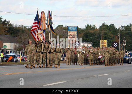 Le colonel James K. Dooghan, commandant de l'équipe de combat de la 2e Brigade d'infanterie, 3ème Division d'infanterie à la tête d'une formation de 3e ID soldats dans le comté de Martin Luther King Day Parade de Hinesville, Ga, le 16 janvier 2017. (U.S. Photo de l'armée par le sergent. Candace Mundt/libérés) Banque D'Images