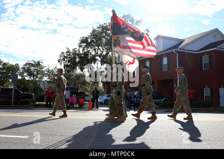 Le colonel James K. Dooghan, commandant de l'équipe de combat de la 2e Brigade d'infanterie, 3ème Division d'infanterie conduit la 3e ID sur la garde d'honneur dans le comté de Martin Luther King Day Parade de Hinesville, Ga, le 16 janvier 2017. (U.S. Photo de l'armée par le sergent. Candace Mundt/libérés) Banque D'Images