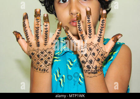 Petite fille montrant mehendi ou tatouage dessiné sur sa main Banque D'Images