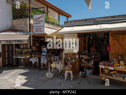 Portrait d'un homme âgé assis au repos dans la place du village à Omodos, Cypru Banque D'Images