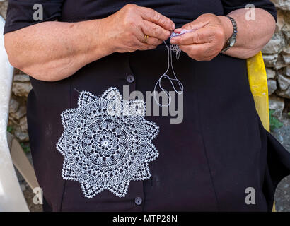 Dame faisant de la Dentelle, Omodos, Chypre. Banque D'Images