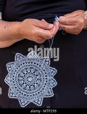 Dame faisant de la Dentelle, Omodos, Chypre. Banque D'Images