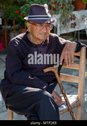 Portrait d'un homme âgé assis sur la place du village à Omodos, Chypre. Banque D'Images