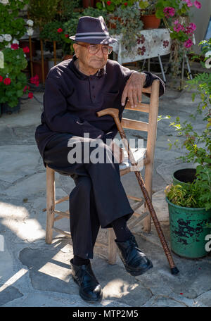 Portrait d'un homme âgé assis sur la place du village à Omodos, Chypre. Banque D'Images