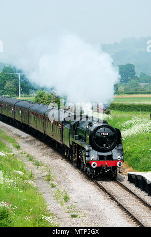 Locomotive à vapeur classe Britannia 'Oliver Cromwell' sur le chemin de fer à vapeur et Gloucestershire Warwickshire près de Hailes, Gloucestershire, Royaume-Uni Banque D'Images