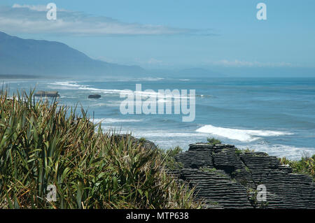 Pancake Rocks Punakaiki, et le lin, Paparoa National Park, côte ouest, île du Sud, Nouvelle-Zélande, Banque D'Images