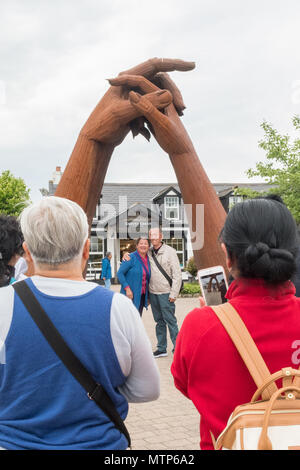 Les touristes de prendre des photos de "la grande danse' sculpture par Ray Lonsdale dans le jardin de sculptures de Gretna Green, Ecosse, Royaume-Uni Banque D'Images