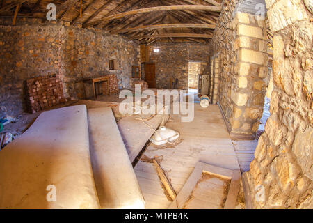 Elafonissons Island, Grèce - 26 août 2015 : Briques et matériaux Au cours de la contraction d'une maison ancienne en rénovation intérieur d'un bâtiment. Banque D'Images