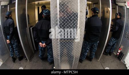 180201-N-OY799-121 Yokosuka, Japon (fév. 1, 2018) marins affectés à la marine de l'avant-déployé, porte-avions USS Ronald Reagan (CVN 76), fire 9mm pistolets lors d'une qualification d'armes légères à la flotte, commandant de la zone de tir à l'intérieur des activités de Yokosuka. Ronald Reagan, le groupe aéronaval du porte-étendard de 5, fournit une force prête au combat qui protège et défend les intérêts de maritime collective de ses alliés et partenaires dans la région du Pacifique-Indo-Asia. (U.S. Photo par marine Spécialiste de la communication de masse 2e classe Kenneth Abbate/libérés) Banque D'Images