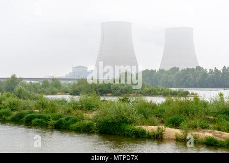 Centrale nucléaire de Belleville sur les bords de la Loire par temps brumeux. Banque D'Images