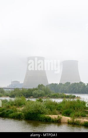 Centrale nucléaire de Belleville sur les bords de la Loire par temps brumeux. Banque D'Images