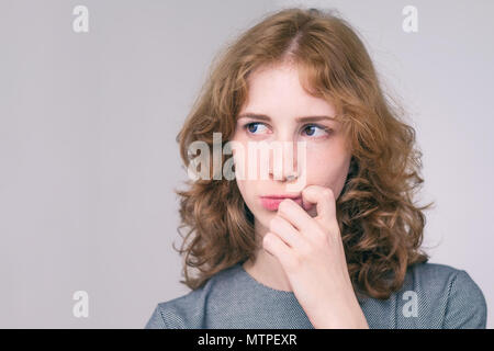 Portrait de l'intérieur jeune belle rousse femelle européen isolé sur fond blanc portant des T-shirt bleu Banque D'Images