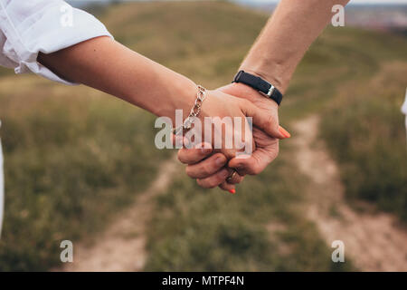 Close up shot of couple holding hands Banque D'Images
